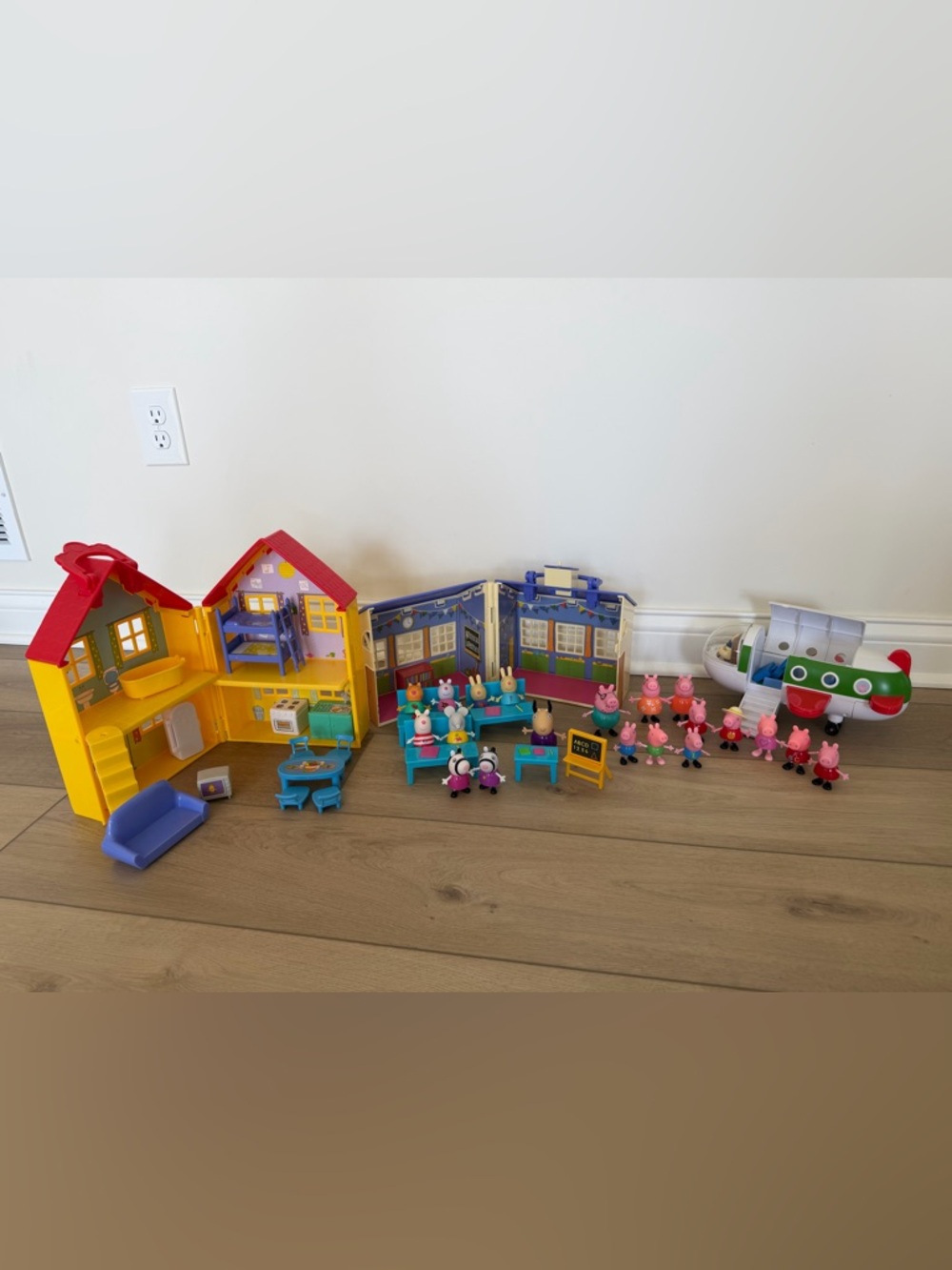 Peppa pig Toy, Airplane and House, School